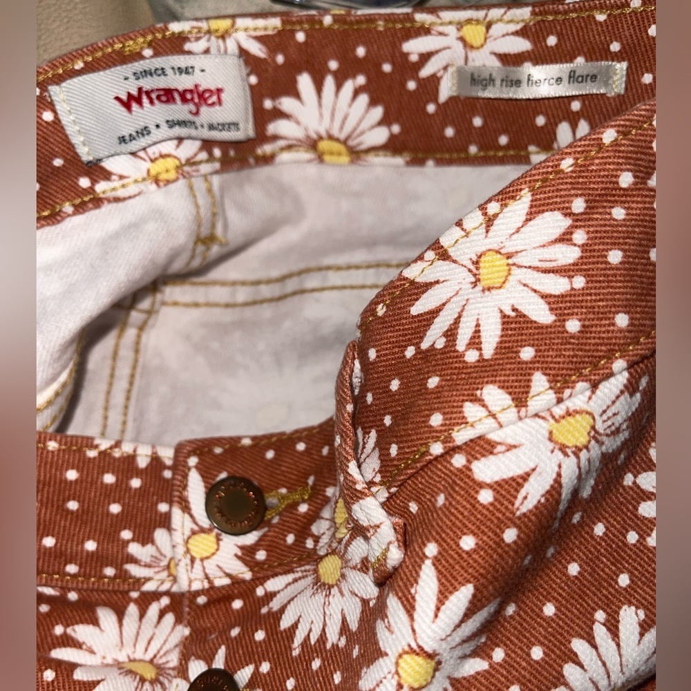 NWoT Wrangler high Rise Fierce Flare leg Daisy Print Floral Jeans - Picture 3 of 11